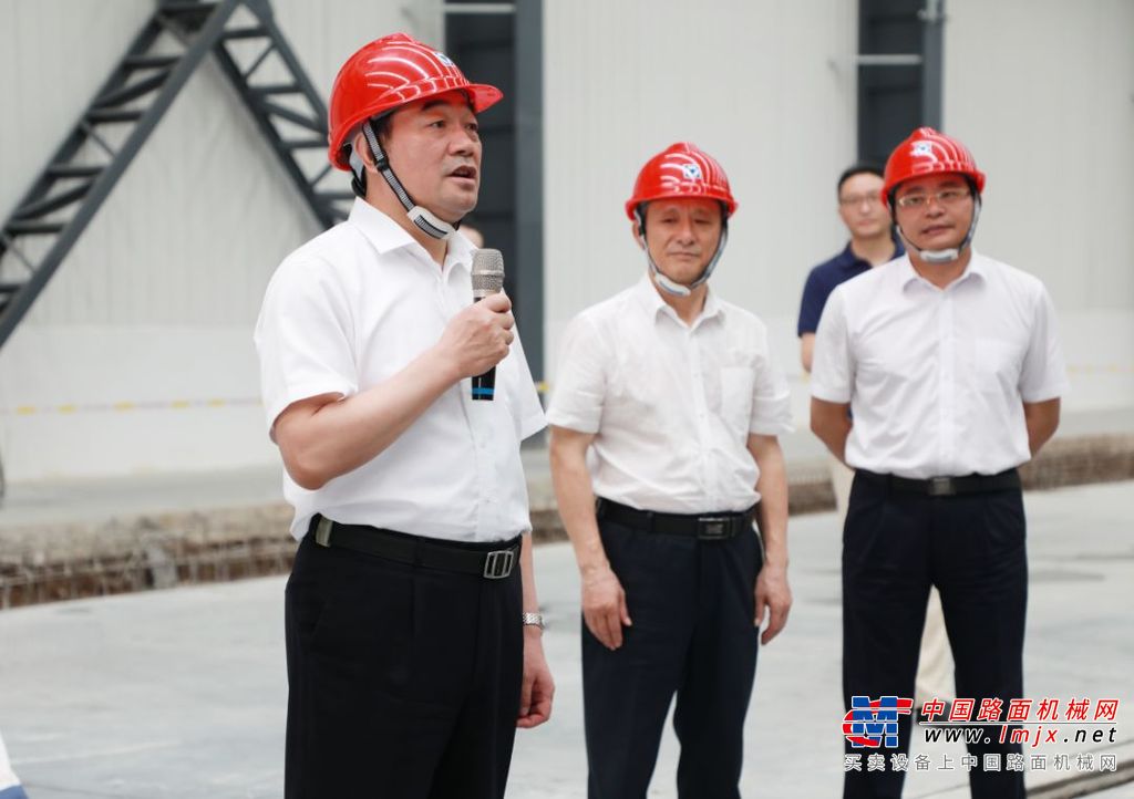 徐州市委书记周铁根慰问高温下的徐工人！