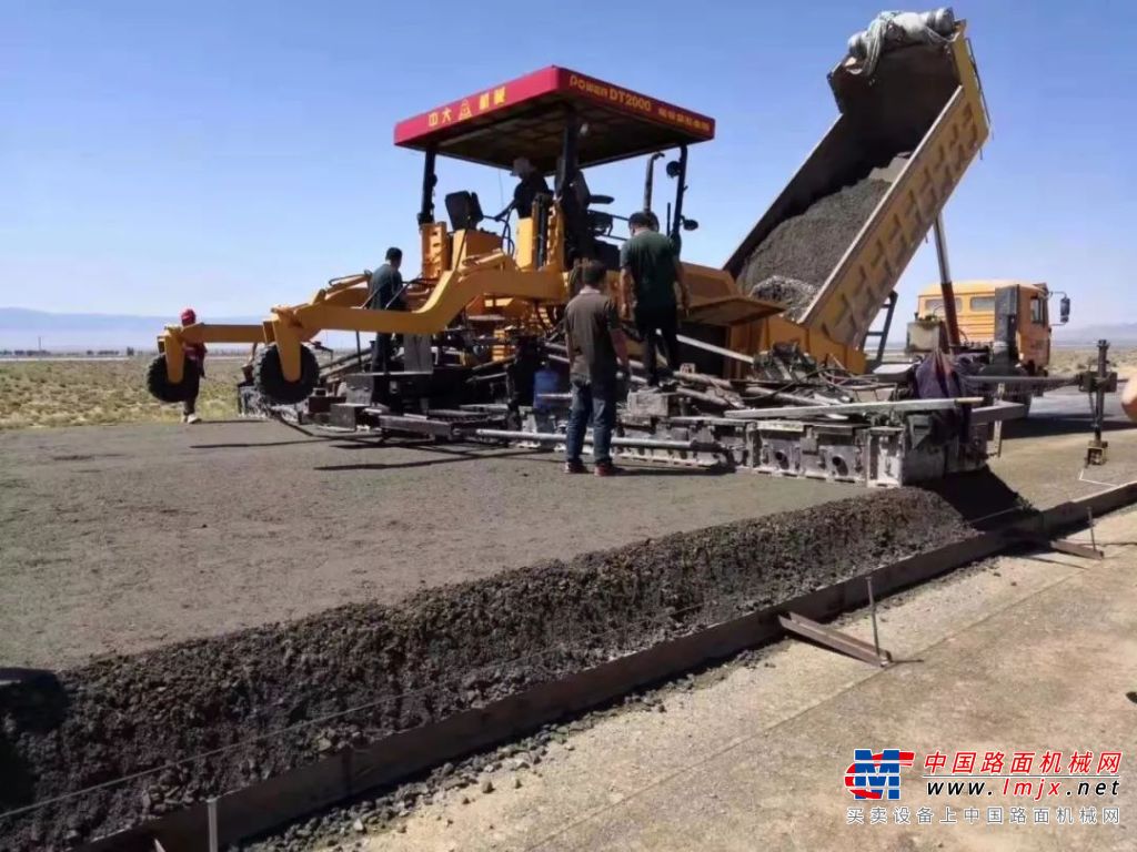 中大機械：“四合一鐵搭擋”新疆巴裏坤京新高速水穩基層超大厚度一次整體成型攤鋪壓實