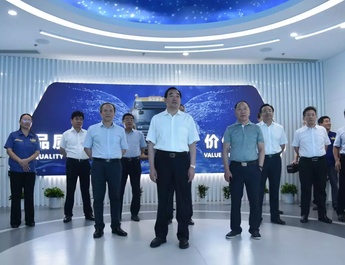 徐州市委书记周铁根一行视察徐工汽车智能化研发基地