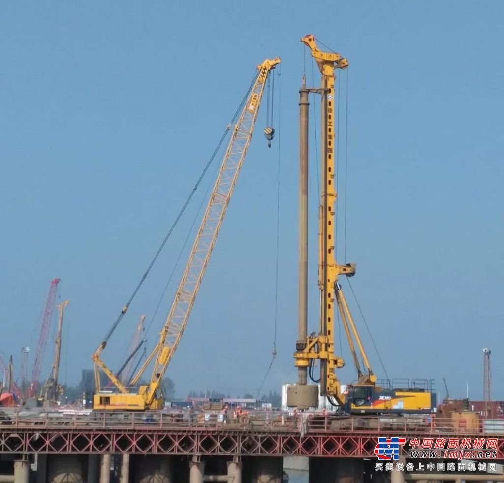 徐工XR550D征战世界宽度最大公铁两用桥--临港长江大桥