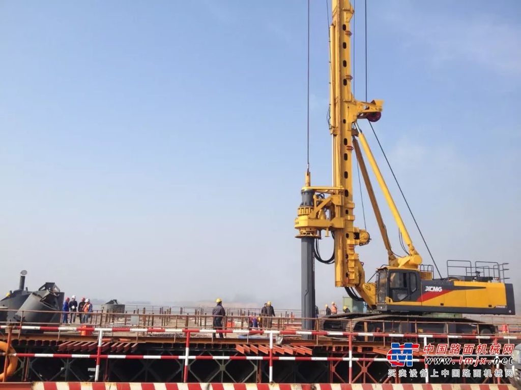 徐工XR550D征战世界宽度最大公铁两用桥--临港长江大桥