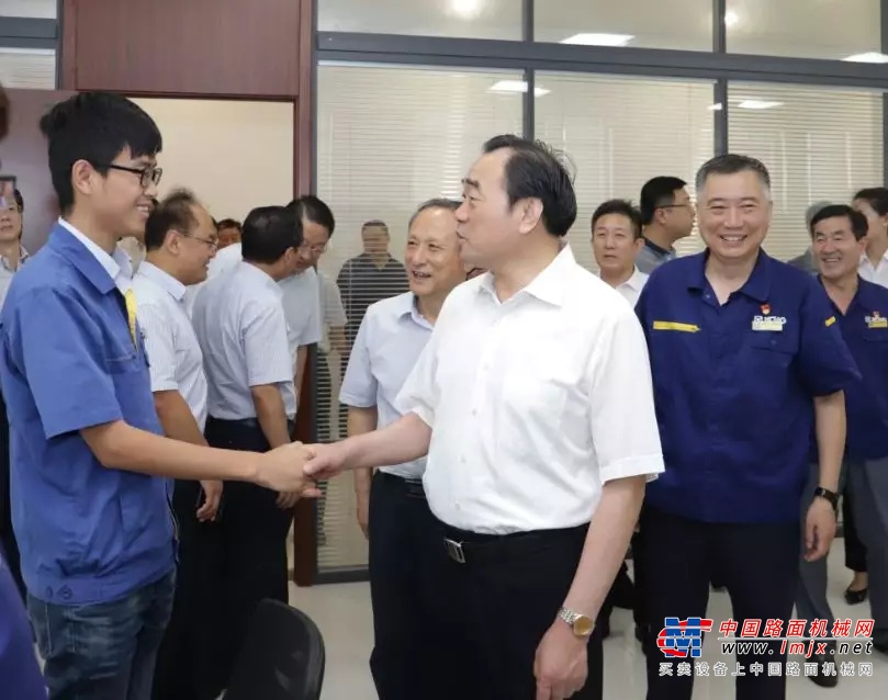 徐州市委书记周铁根一行视察徐工汽车智能化研发基地