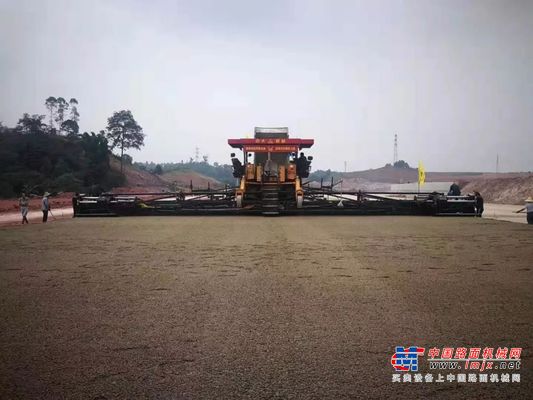 重庆市国家级智联网联汽车综合试验检测基地采用中大Power DT2360抗离析摊铺超大宽度水稳基层效果图