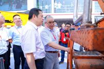 20年后的握手！向文波与首台泵车机主相逢北京展，首日签单超3亿元