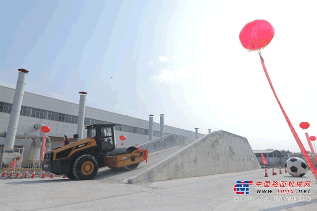 买买买 一天发车10多台 三一路面嗨购节迎来首波发货高峰！