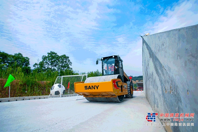 买买买 一天发车10多台 三一路面嗨购节迎来首波发货高峰！