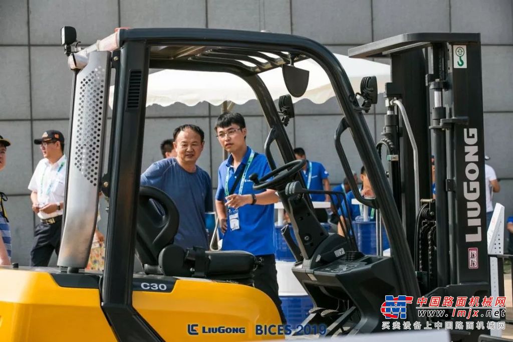 BICES纵览柳工 科技智能化设备绽放工业力量之美