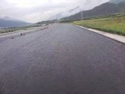 西藏羊拉高速一标中面层雨后效果