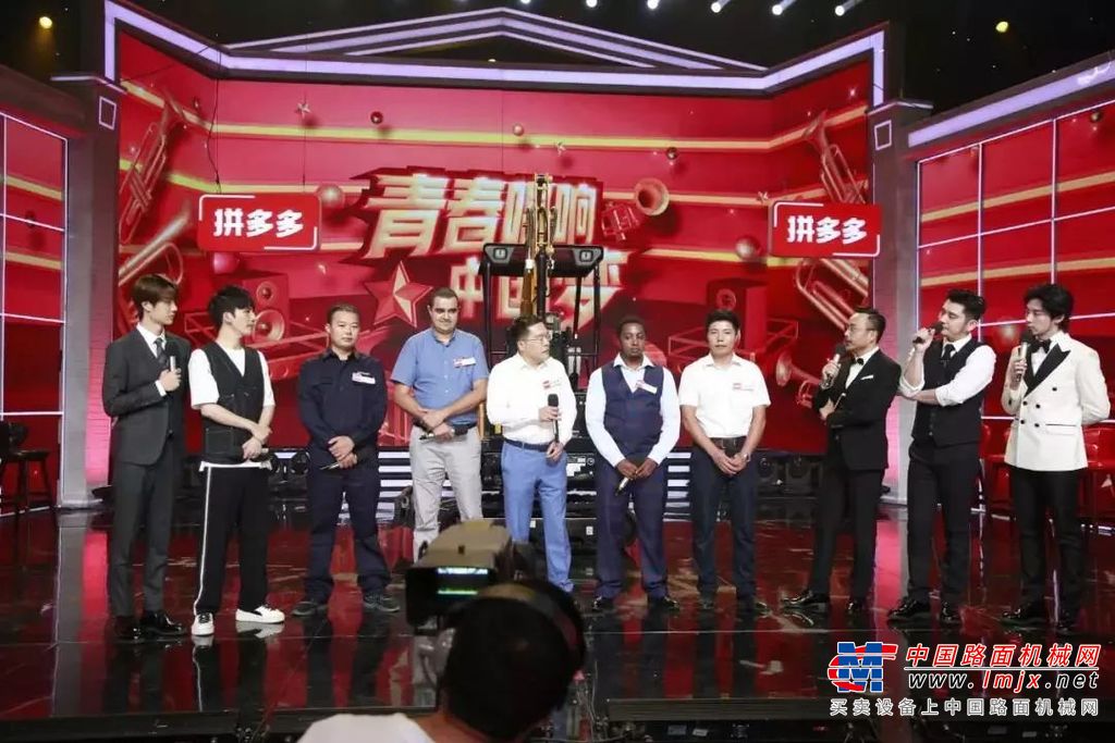 看《天天向上》王一博穿西装开三一挖掘机