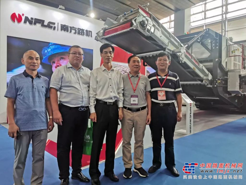 南方路机移动破碎设备亮相第五届广州砂石展