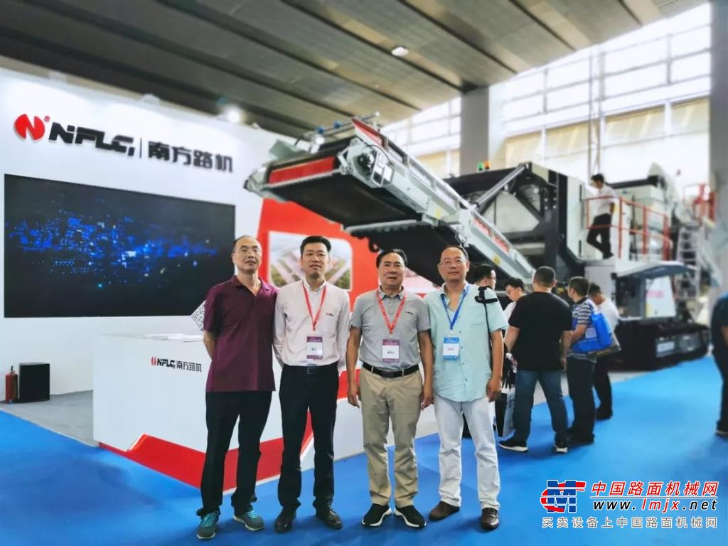 南方路机移动破碎设备亮相第五届广州砂石展