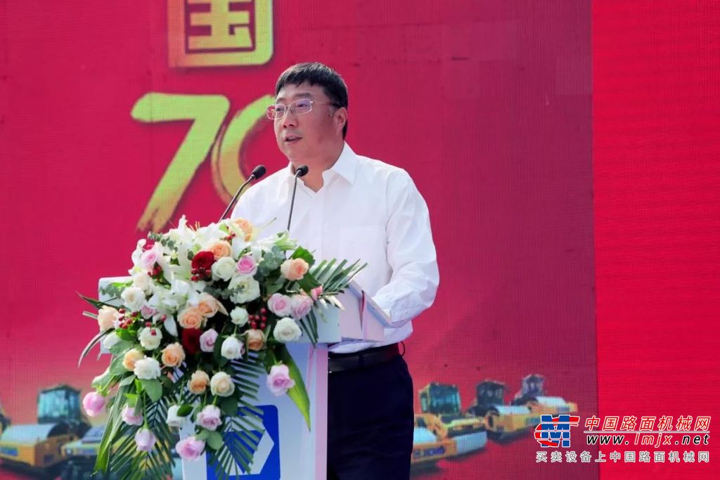 【礼赞70年】红，是中国红！徐工尊贵限量版成套道路机械正式出道！