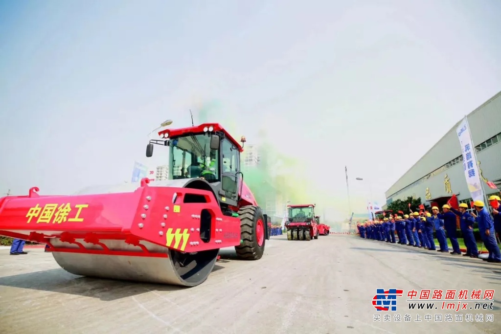 【礼赞70年】红，是中国红！徐工尊贵限量版成套道路机械正式出道！