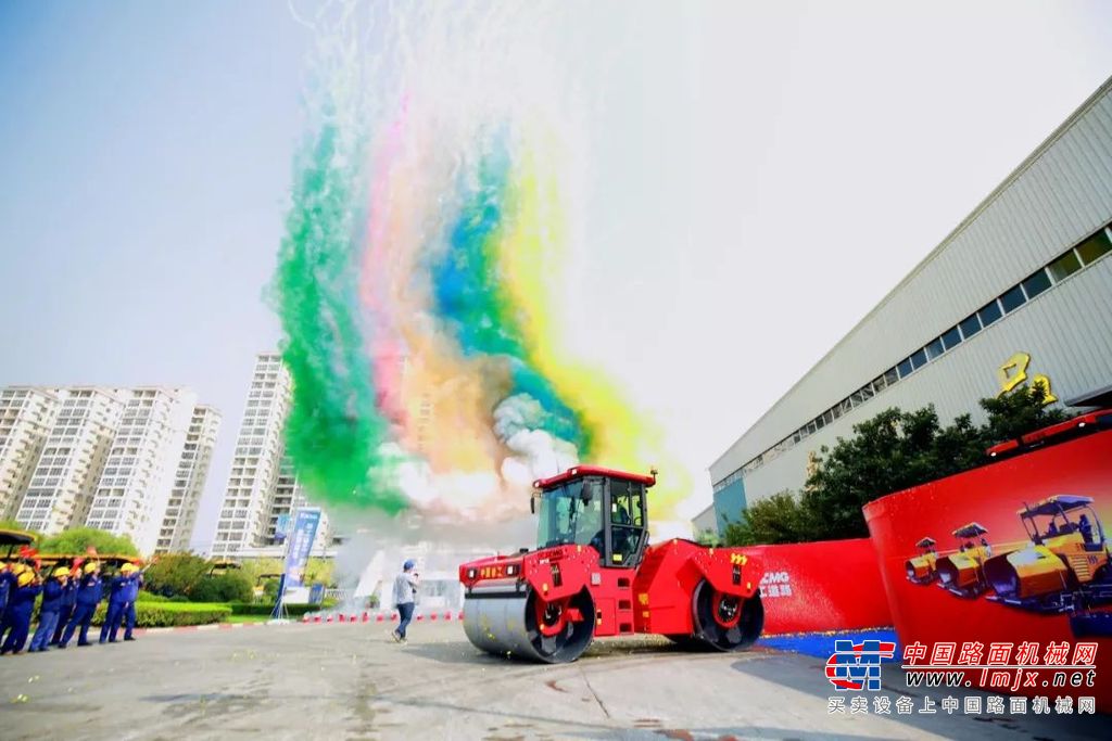 【礼赞70年】红，是中国红！徐工尊贵限量版成套道路机械正式出道！