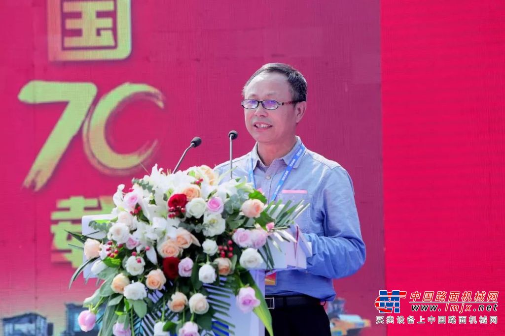 【礼赞70年】红，是中国红！徐工尊贵限量版成套道路机械正式出道！