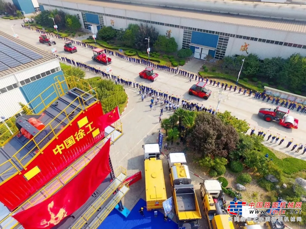 【礼赞70年】红，是中国红！徐工尊贵限量版成套道路机械正式出道！
