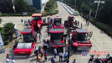 【礼赞70年】红，是中国红！徐工尊贵限量版成套道路机械正式出道！