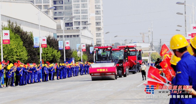 【礼赞70年】红，是中国红！徐工尊贵限量版成套道路机械正式出道！