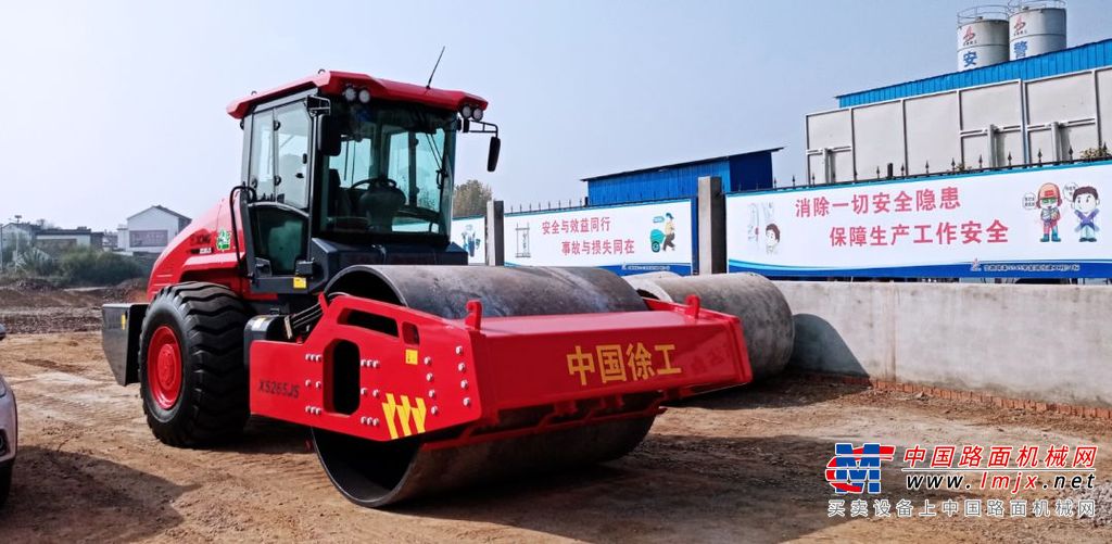 首发！徐工首批中国红尊贵限量版压路机今日先后落地安徽、广东等地！
