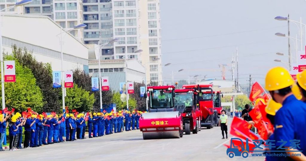 徐工道路总经理亲自驾驶！吸睛无数！千名员工共同欢庆中国红下线！