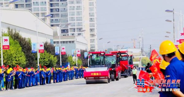 徐工道路总经理亲自驾驶！吸睛无数！千名员工共同欢庆中国红下线！