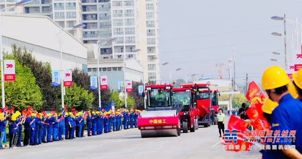 徐工道路總經理親自駕駛！吸睛無數！千名員工共同歡慶中國紅下線！