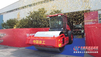 徐工道路总经理亲自驾驶！吸睛无数！千名员工共同欢庆中国红下线！
