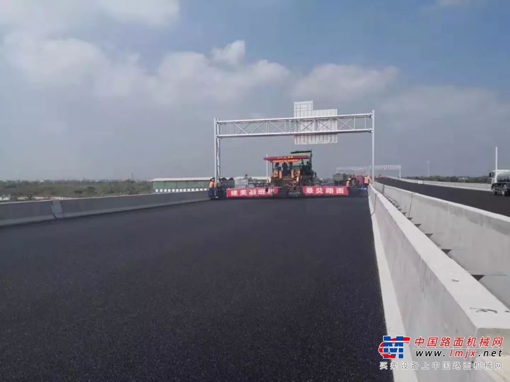 中大现代抗离摊铺机杭州湾大桥北接线工程双向六车道上面层SMA沥青施工效果