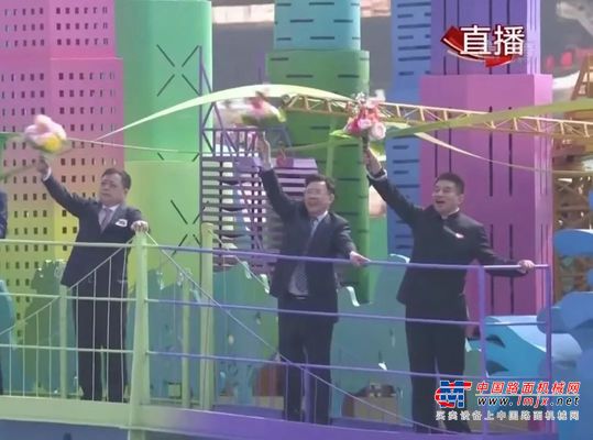 梁稳根登上国庆彩车，重温为实现民族伟大复兴的誓词