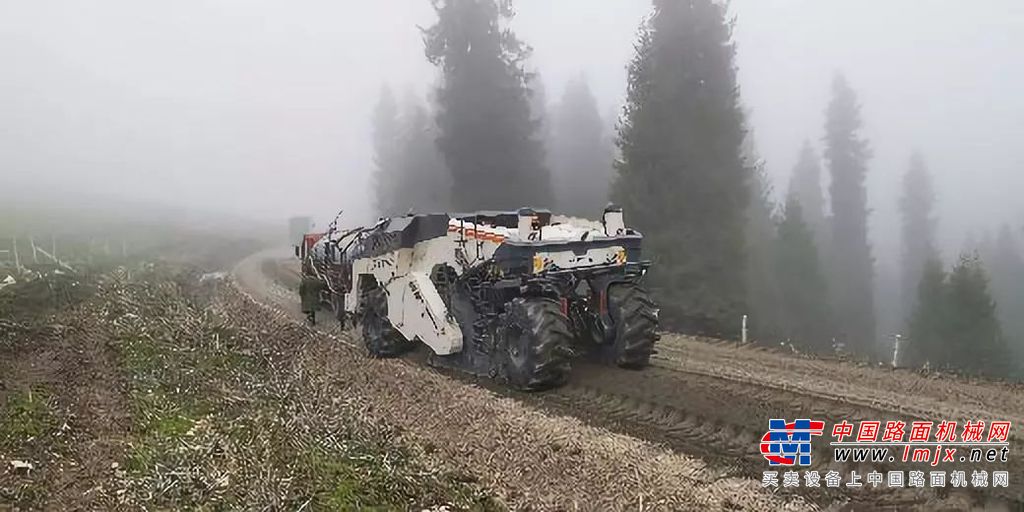 维特根WR 240与新疆喀拉峻草原的自然融合