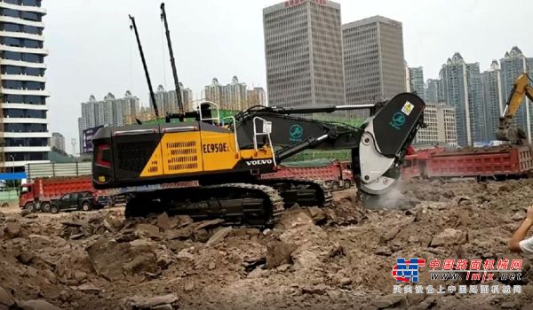 沃尔沃超大型挖掘机EC950EL在湖北省重点工程交付
