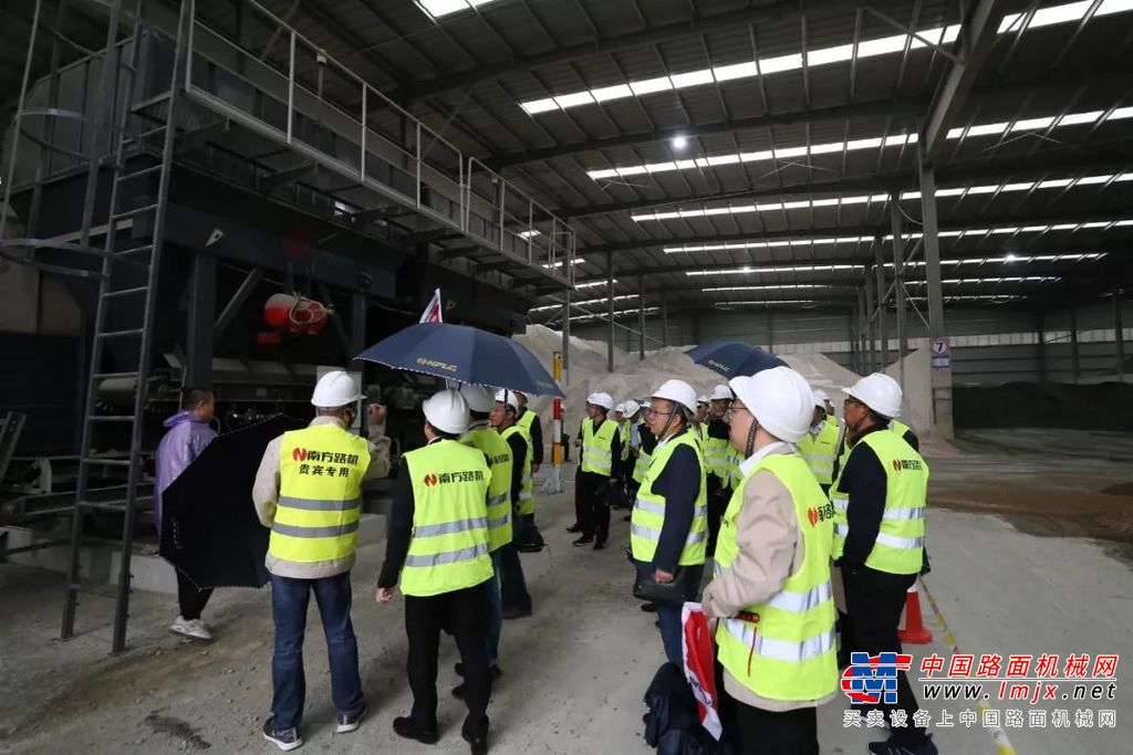 南方路机沥青混合料环保再生精细化生产应用技术与装备研讨会在天津成功举办