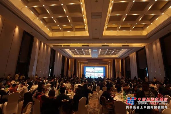 领航新利器丨徐工起重机京六新品发布