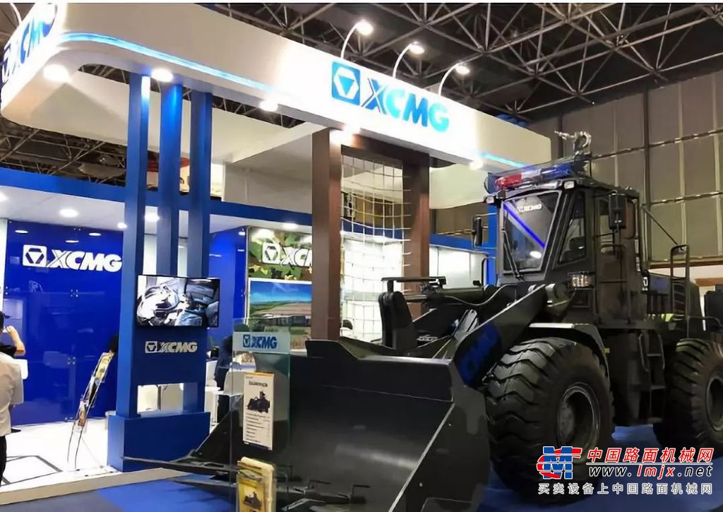 徐工ET120“钢铁螳螂”首次闪亮登陆巴西，震撼年会全场