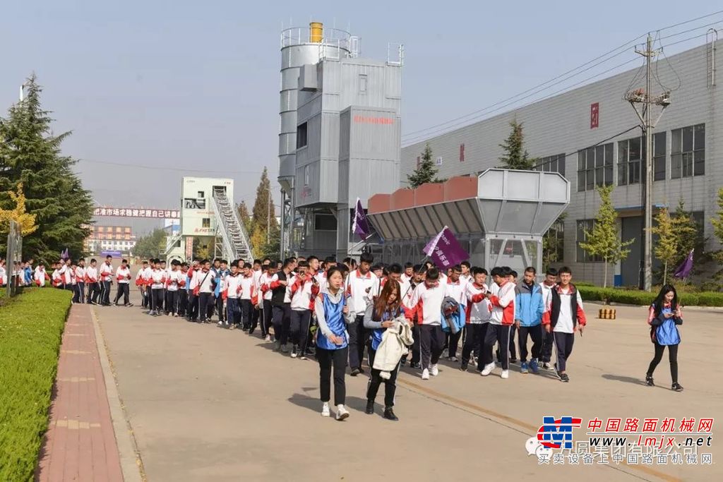 莱西市机械工程学校一行师生200余人来方圆集团参观