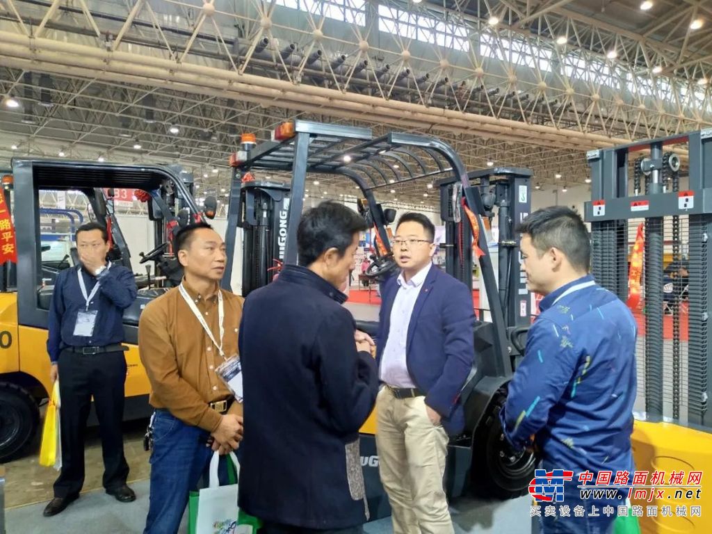 助推“中国制造”| 柳工叉车亮相第20届机博会