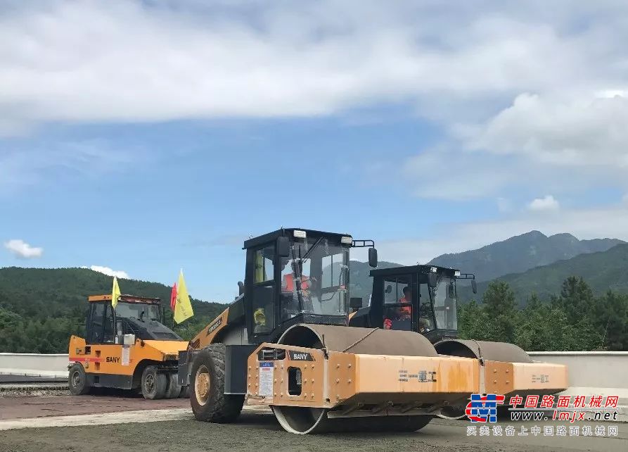 三一“智能成套摊铺设备”惊艳亮相福建施工标准化现场观摩会