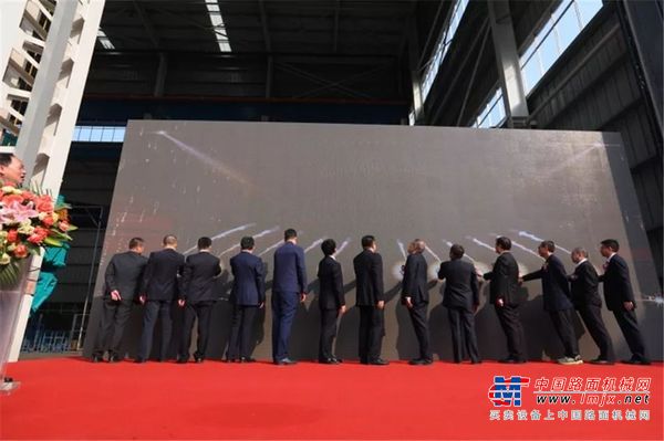 我国首批洞内互换式双模盾构机下线