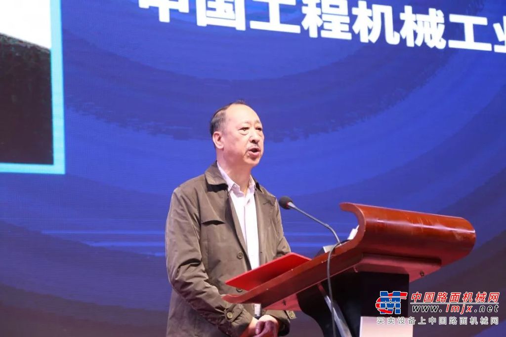 “感恩新时代•奋力新出发”2019安徽柳工11.11客户节峰会暨国六新品发布会隆重召开！