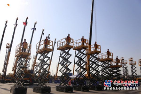 “感恩新时代•奋力新出发”2019安徽柳工11.11客户节峰会暨国六新品发布会隆重召开！