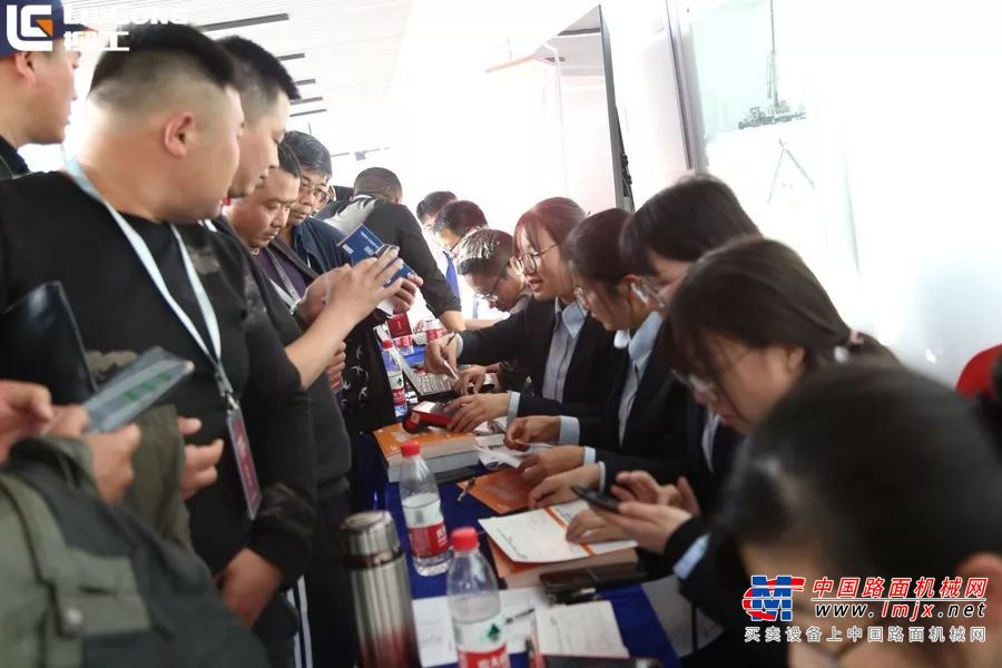 “感恩新时代•奋力新出发”2019安徽柳工11.11客户节峰会暨国六新品发布会隆重召开！
