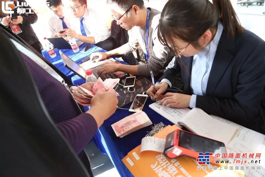 “感恩新时代•奋力新出发”2019安徽柳工11.11客户节峰会暨国六新品发布会隆重召开！