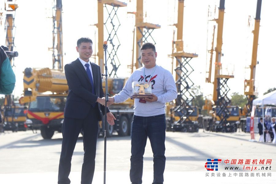 “感恩新时代•奋力新出发”2019安徽柳工11.11客户节峰会暨国六新品发布会隆重召开！