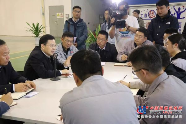 安徽省国资委党委书记李中到华菱星马宣讲党的十九届四中全会精神