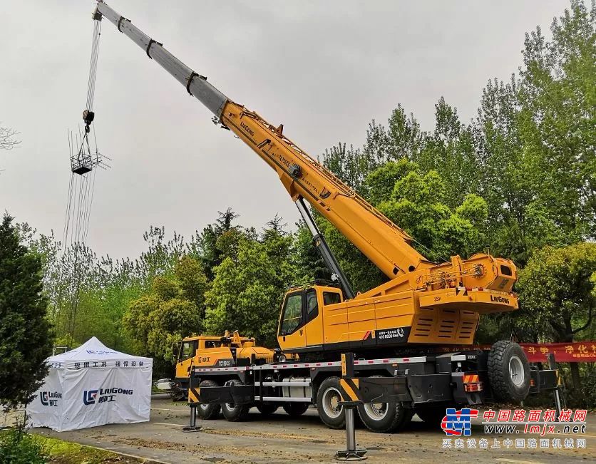 超燃空中杂技表演，柳工TC750C5为你保驾护航！