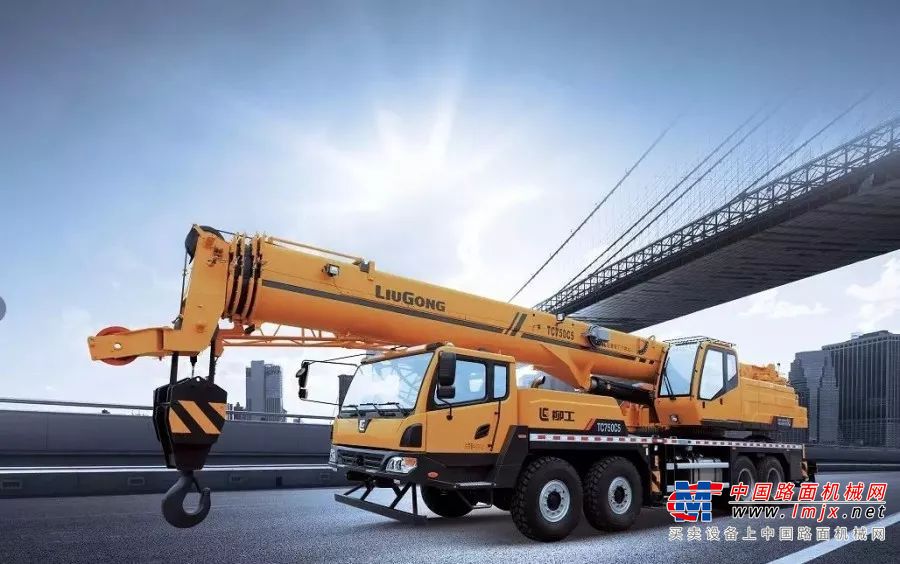 超燃空中杂技表演，柳工TC750C5为你保驾护航！