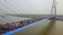 中大机械圆满完成青山长江大桥19.75米全幅路面摊铺
