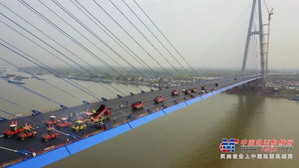 中大机械圆满完成青山长江大桥19.75米全幅路面摊铺