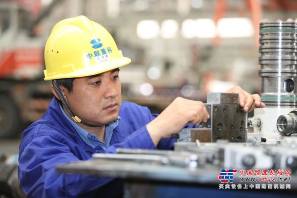 中联重科工匠故事 | “全能”大师龙卫国 彩车工匠张家旭