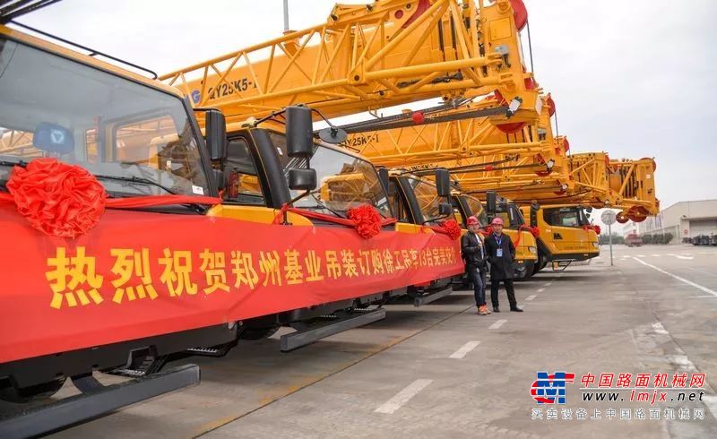 蓬勃进发在冬季︱13台徐工起重机批量交付郑州基业吊装